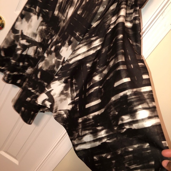 Vera Wang Sleeveless asymmetric dress. - Picture 2 of 3